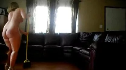 Bella film porno completi stranieri donna con un tocco entusiasta il suo clitoride con le dita