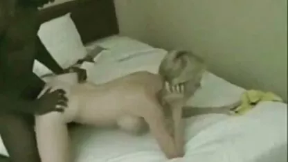 Ragazza film amatoriali completi sdraiata sotto una coperta con le gambe divaricate