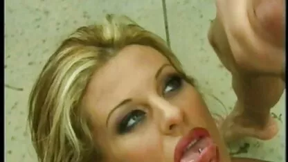 Smiling ragazze film hard italiani interi con un pene screwing lei amico
