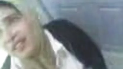 Porno star giovane vigorosamente strofinare le crepe sul bordo film erotico italiano completo della piscina