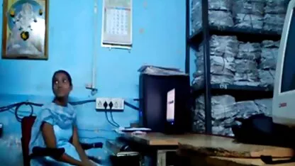 Mia, 18 anni, vigorosamente accarezzando la filmporno interi figa