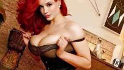 Una ragazza seduta davanti a una webcam in film erotici italiani completi attesa di un