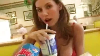 Slim giovane film porno interi italiani donna mettere i piedi sulle spalle del buco del culo